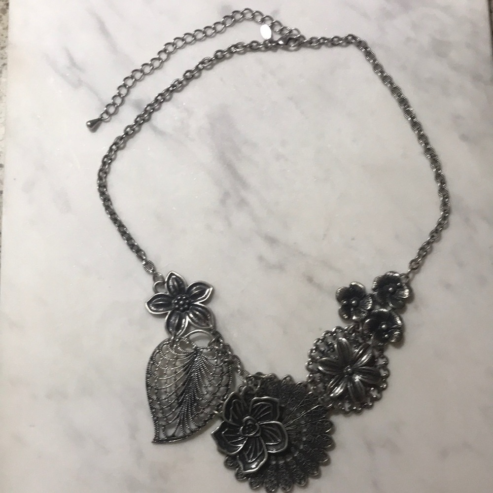 Adjustable flower necklace